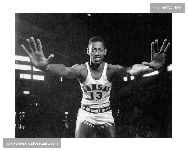 亚历山大连续125场得分20+ 追平张伯伦历史纪录只差一场